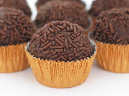 Brigadeiro coberto com chocolate granulado